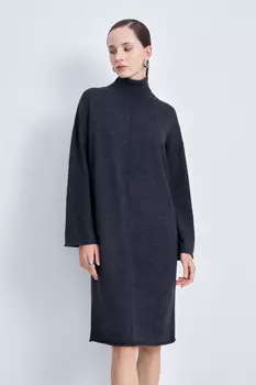 Вязаное платье свободного кроя с воротником-стойкой