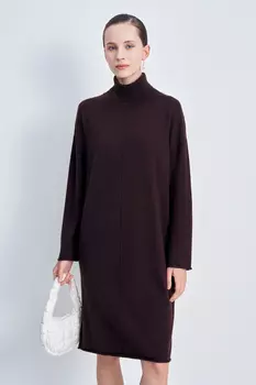 Вязаное платье свободного кроя с воротником-стойкой