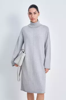 Вязаное платье свободного кроя с воротником-стойкой