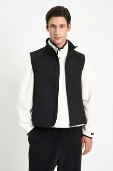 Жилет с воротником-стойкой