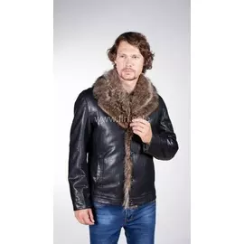 Кожаная куртка укороченная с отделкой мех енота