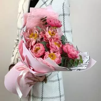 Букет из 7 пионов с эвкалиптом