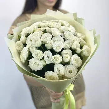 Букет из белых кустовых роз