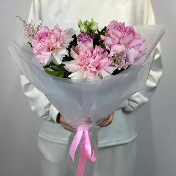 Букет из французской розы и эустомы