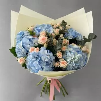Букет из голубой гортензии и кустовой розы "Нежность в цветах"