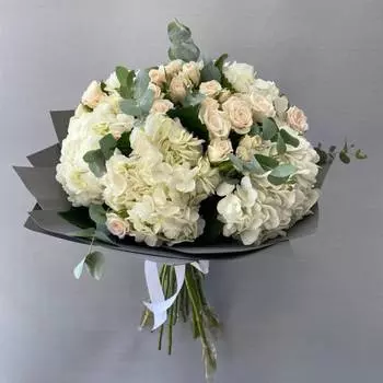 Букет из гортензии и кустовой розы