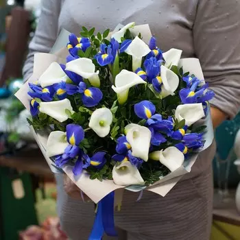 Букет из калл и ирисов "Совершенство"