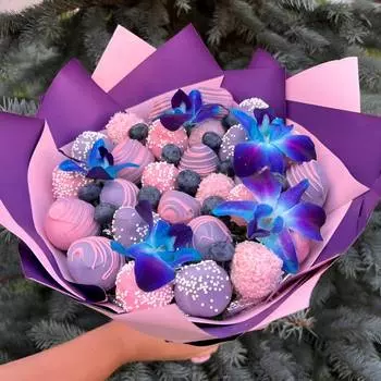 Букет из клубники и орхидей "Космос"