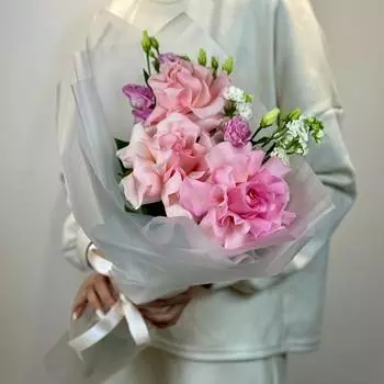 Букет из матиолы и французкой розы