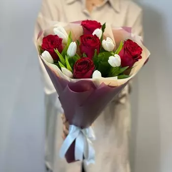 Букет из роз с тюльпанами