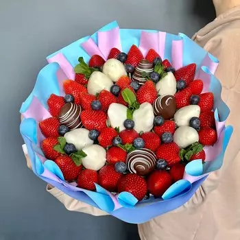 Букет из свежей клубники "Весенняя роса"