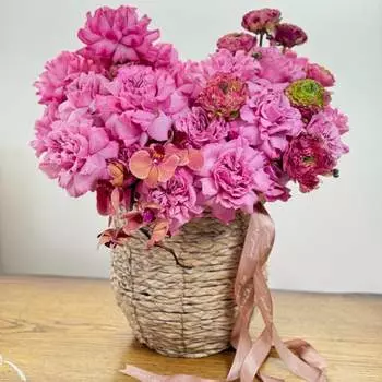 Кашпо с французкой розой и орхидеей