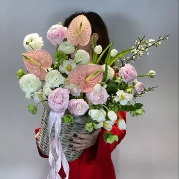 Кашпо с ранункулюсами и антуриумом