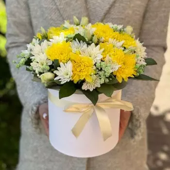 Композиция в шляпной коробке из хризантемы