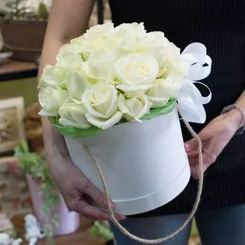 Коробка с белыми розами