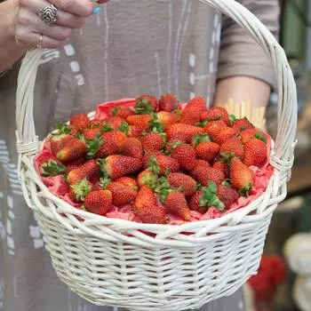 Корзина с клубникой