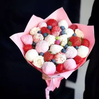 Миниатюрный букет из клубники и кустовой розы