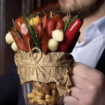 Пивная кружка с закусками