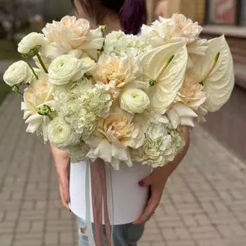 Шляпная коробка с розами, антуриумом и ранункулюсами