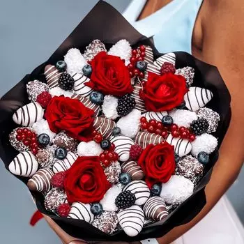 Стильный букет с клубникой