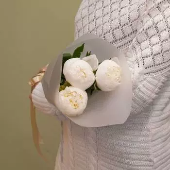 Три белых пиона