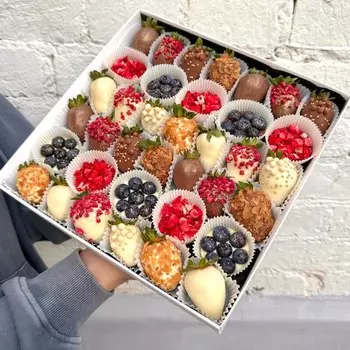 XL Ассорти в белом и молочном шоколаде "Berry Kingdom с клубникой" (клубника, голубика)