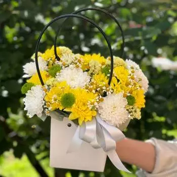 Яркая сумочка с цветами