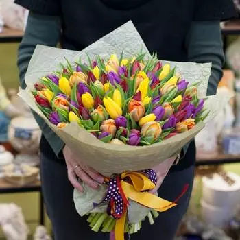 Яркая весна: микс тюльпанов