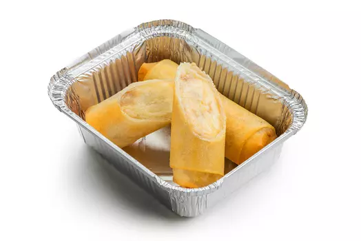 Банановый спринг ролл со сливочным соусом