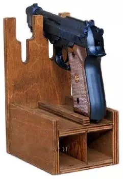 Деревянный ложемент на 2 пистолета и обоймы