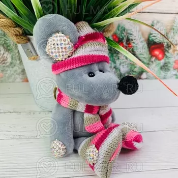 Брелок со стразами Крыска в вязаном костюмчике цвет: серый-розовый