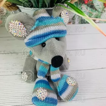 Брелок со стразами Крыска в вязаном костюмчике цвет: серый-голубой