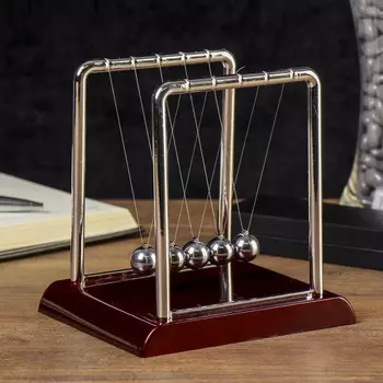 Маятник Ньютона на квадратной подставке бордовый, средний