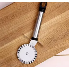 Нож для нарезки пиццы и теста ребристый 18 см