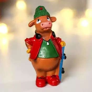 Сувенир "Бычок тинейджер со скейтом"