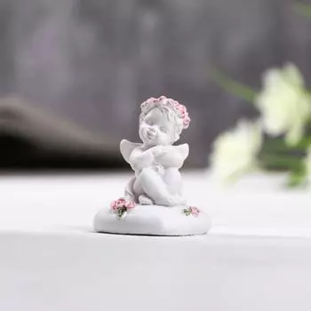 Сувенир фигурка талисман Ангелок в венке из роз сидит на сердце