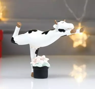 Сувенир новогодний настольный "Коровка - упражнение ласточка"