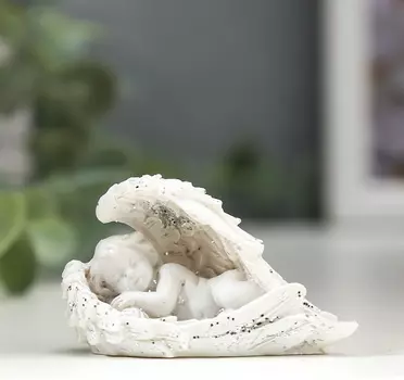 Сувенир полистоун "Белоснежный ангел укрывшийся крыльями" 3,4х5х2 см