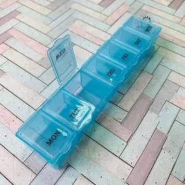 Таблетница контейнер для таблеток На неделю английские буквы с цепочкой 7 секций Голубая