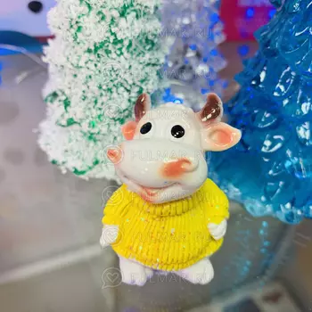 Талисман сувенир Белый Бычок Pretty Bull символ 2021 в Жёлтом свитере с блёстками, высота 5 см