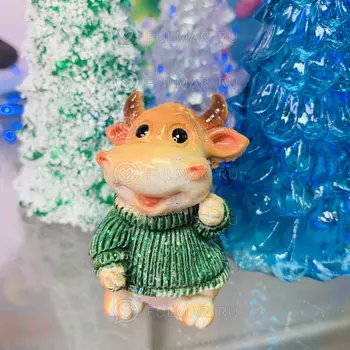 Талисман сувенир Бычок Pretty Bull символ 2021 в Зелёном свитере с блёстками