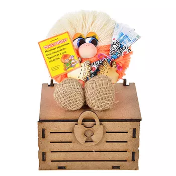 Оберег "Богатейка без шляпы на сундуке", 12х16 см, мешковина джутовая, нитки х/б, двп, Б-4