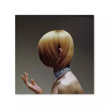 Model Wearing A Cartier Necklace Постер 101,6 x 101,6 см