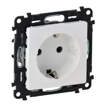 Розетка 2К+З LeGrand Valena 774421 16A со шторками белый
