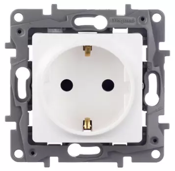 Розетка электрическая с заземлением и шторками LeGrand Etika 672222 белая