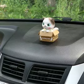 Счастливый кот на панель авто, качающий головой, сп23