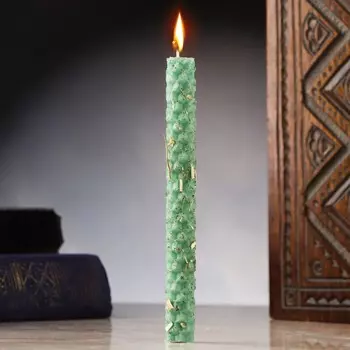 Свеча из вощины с крапивой
