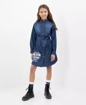 Джинсовое платье-рубашка с шрифтовым принтом синее Gulliver