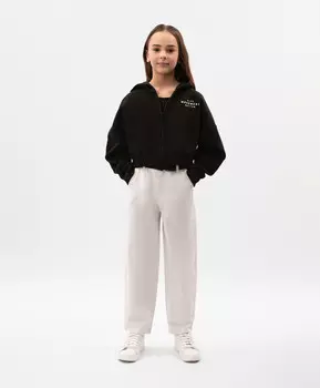 Джинсы для девочки силуэта Mom fit белые с контрастным поясом Gulliver