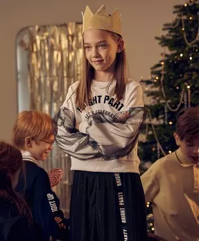 Толстовка укороченная с сеткой на рукавах и принтом белая для девочки Button Blue